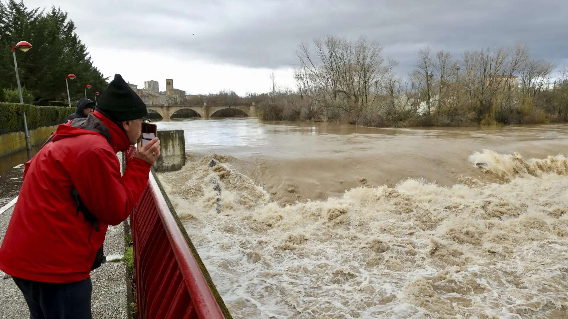 Inundaciones y falta de agua, efectos de los cambiantes caudales fluviales en el mundo