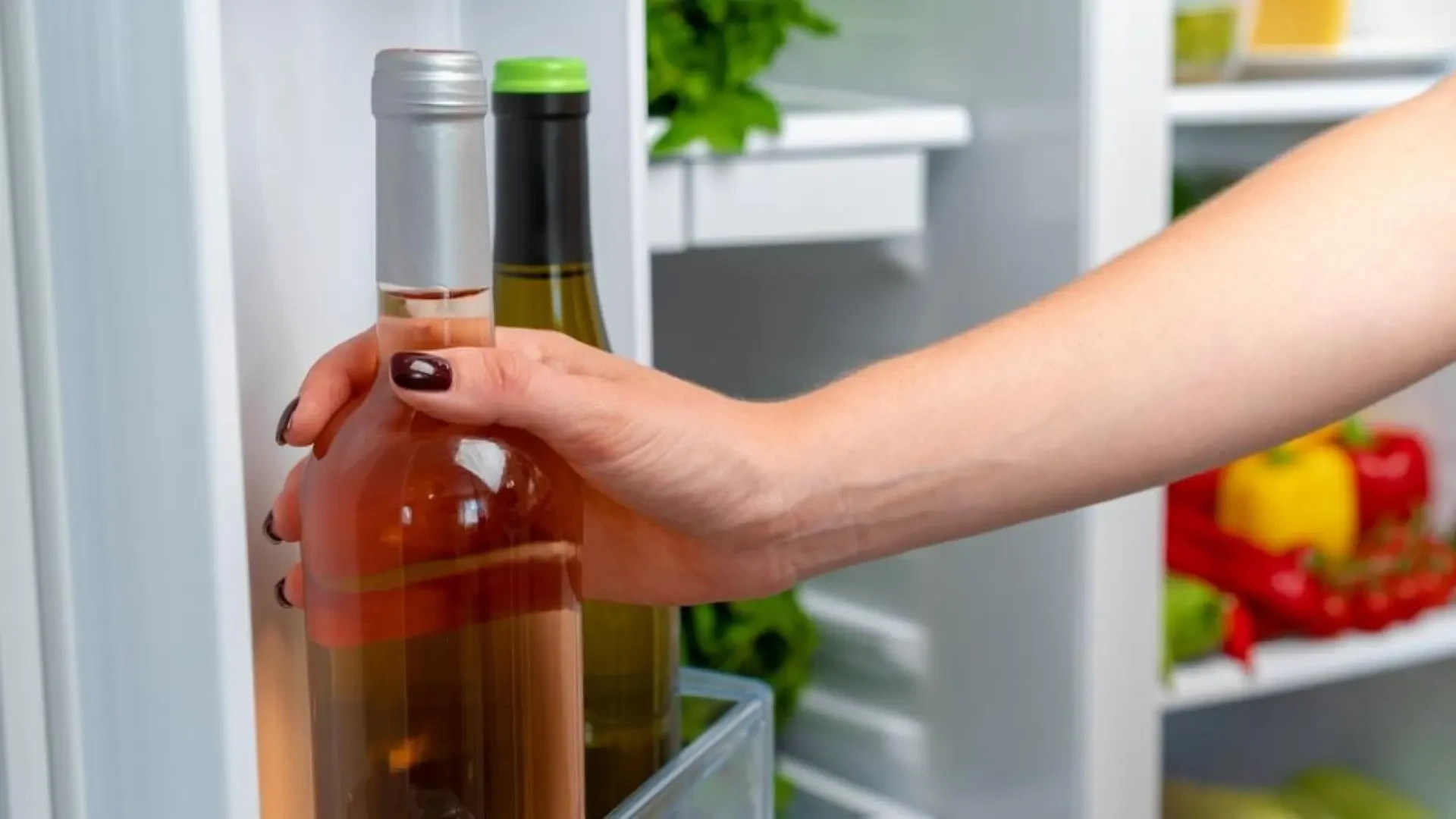 Las cuatro maneras más rápidas de enfriar un vino, según los expertos: de la sal al calcetín