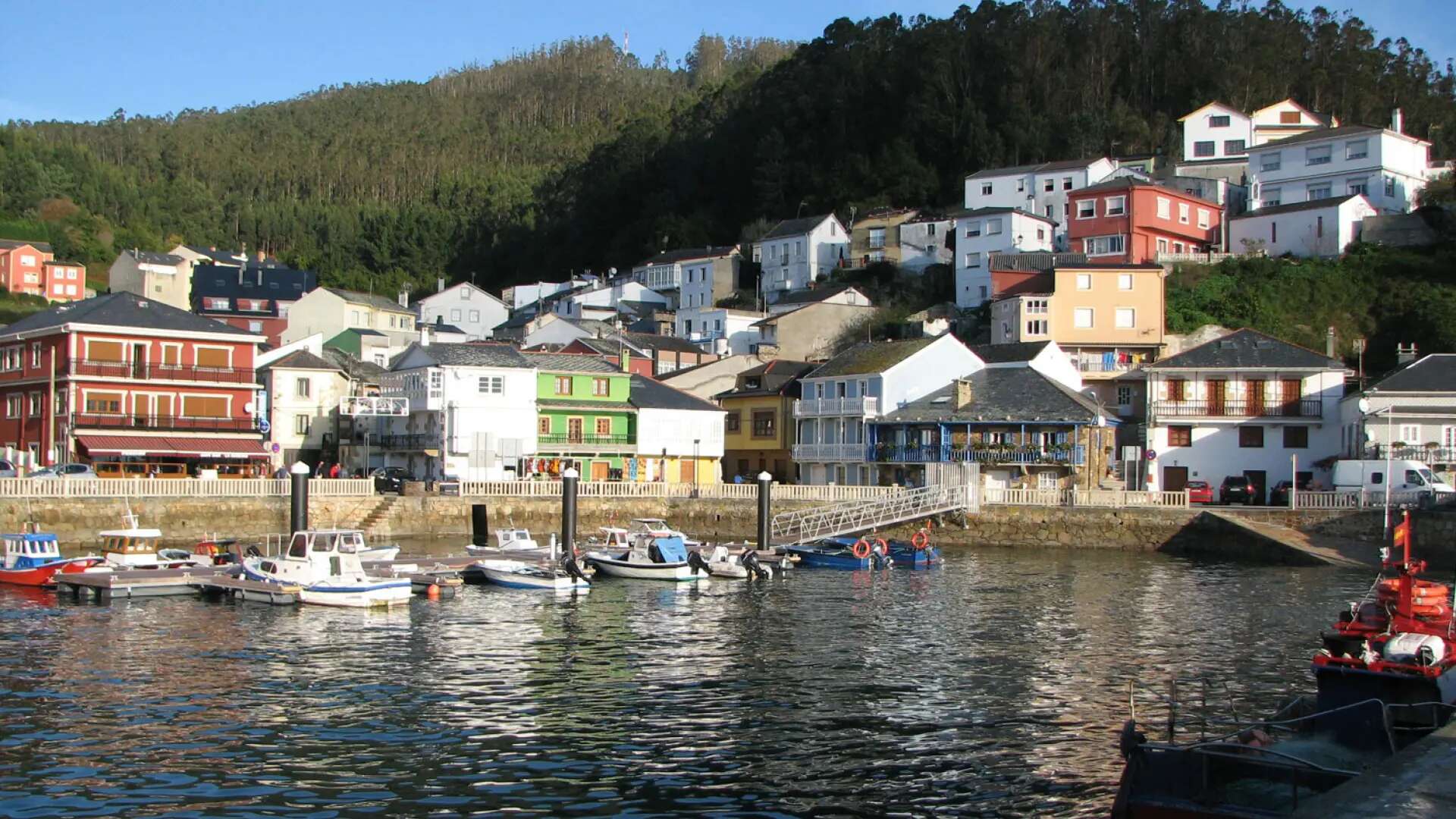 El pueblo de A Coruña con impresionantes playas turquesas y un increíble entorno natural