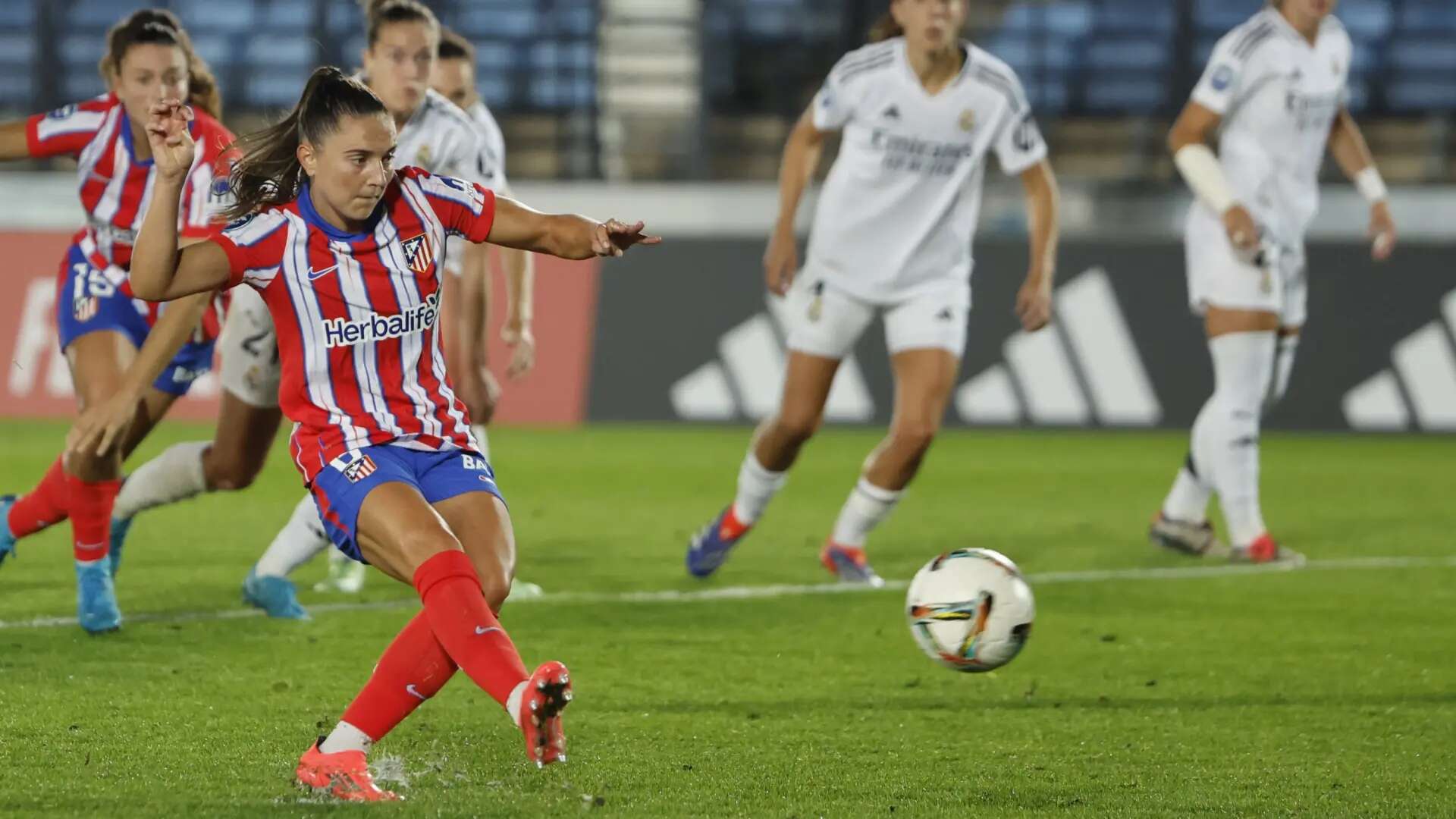 Así fue el polémico penalti que le dio el empate al Atlético ante el Real Madrid en el derbi femenino