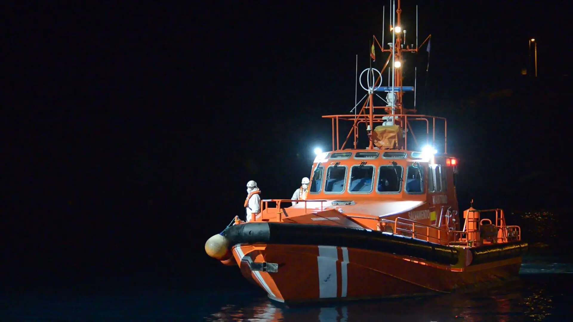 Llegan dos cayucos con casi 300 personas a la isla de El Hierro