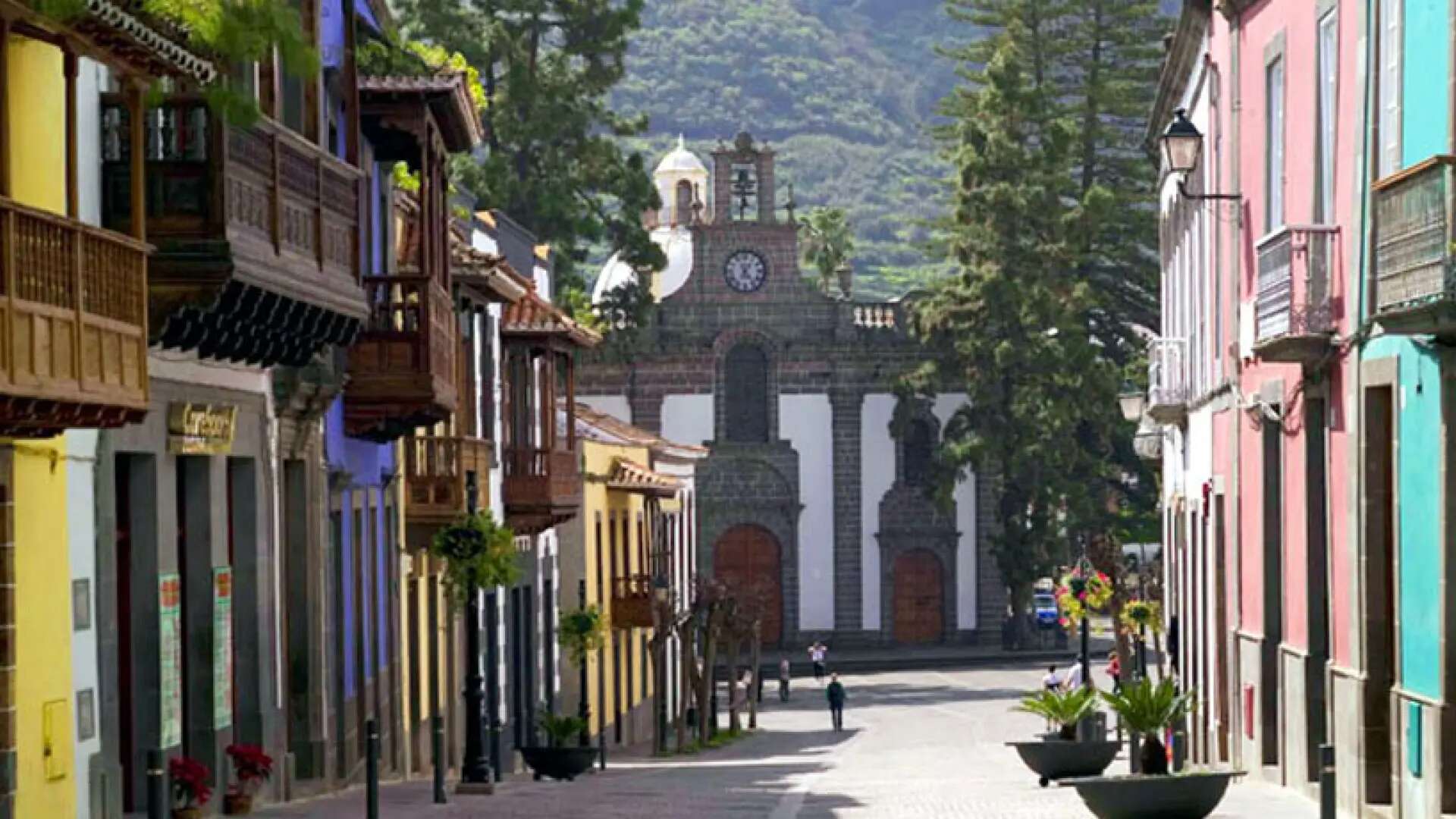 Uno de los pueblos más bonitos de Gran Canaria: empedrado, casas coloridas y arquitectura neogótica