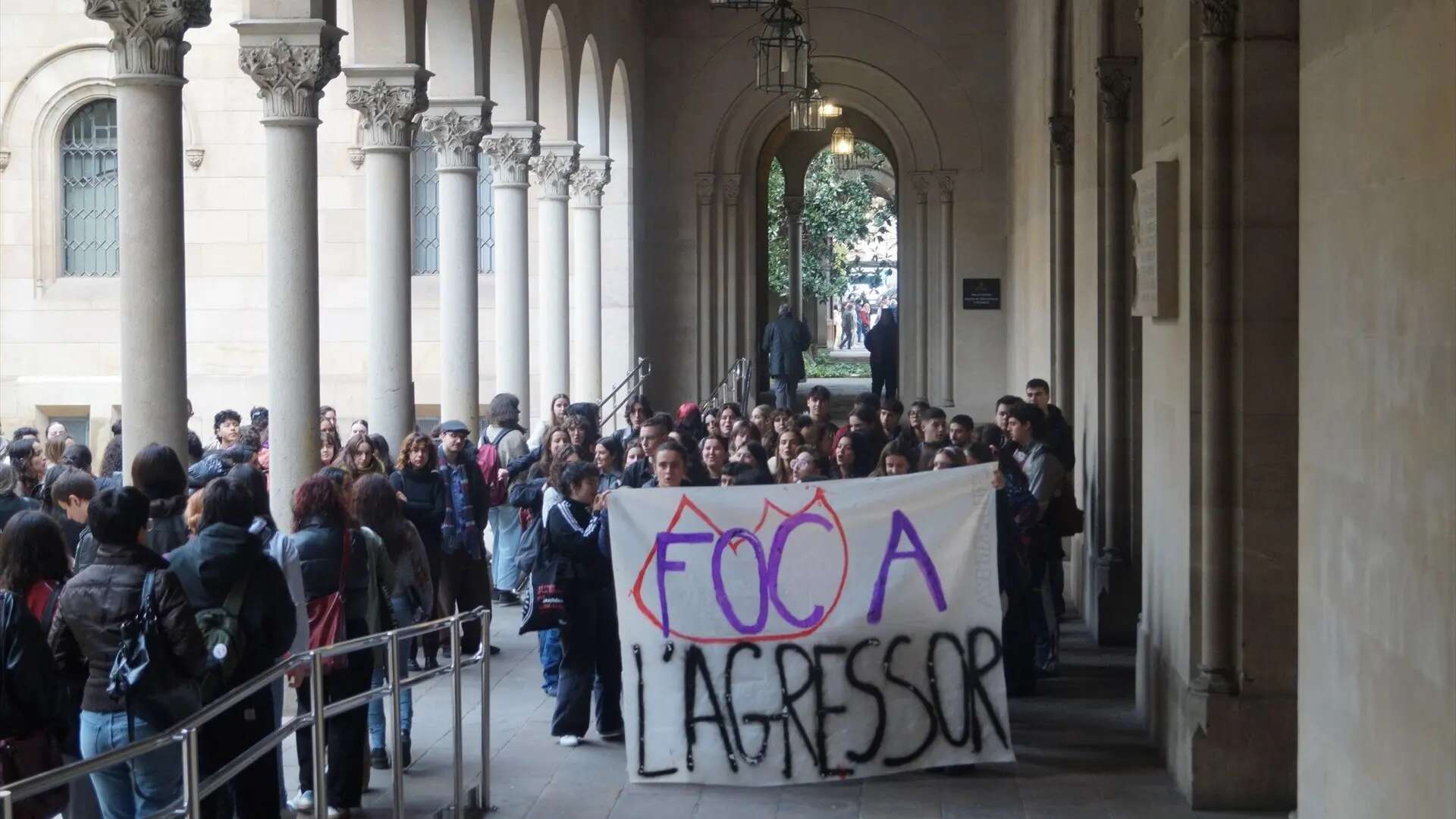 Unos 200 estudiantes se concentran en la Universidad de Barcelona contra un profesor que presuntamente acosó a una alumna