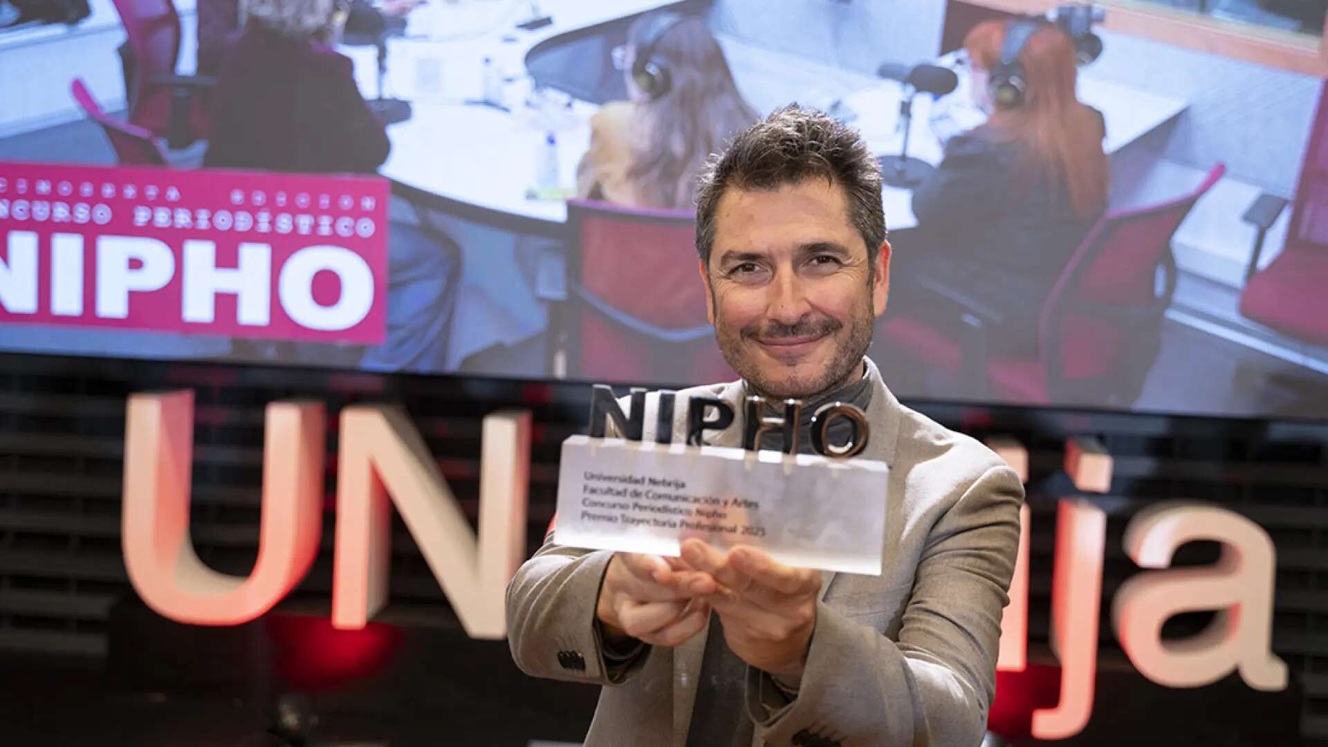 Carlos del Amor recibe el Premio Nipho que el año pasado recayó en Encarna Samitier: 