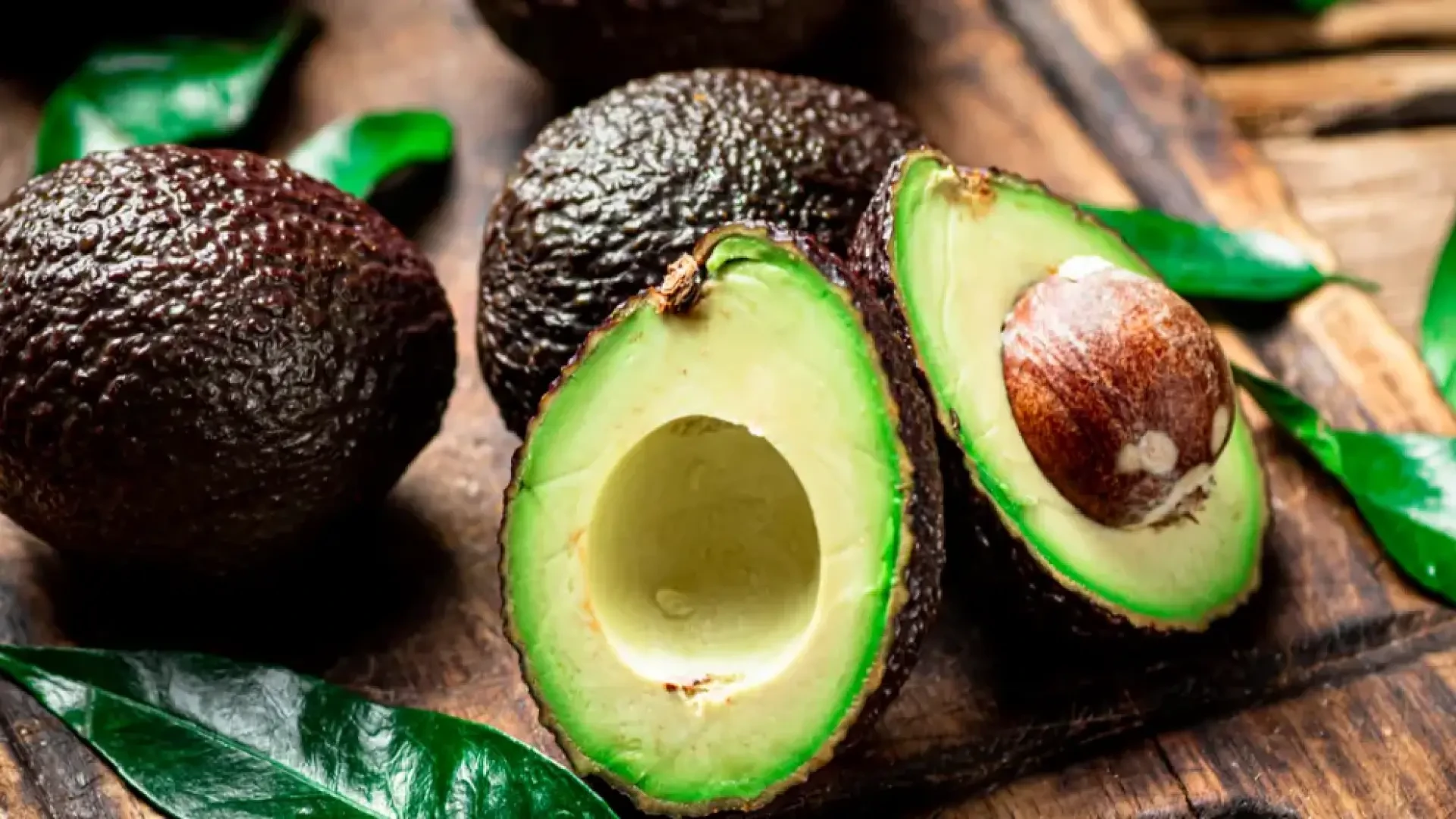 Por qué deberías conservar los aguacates junto a media cebolla, según una experta