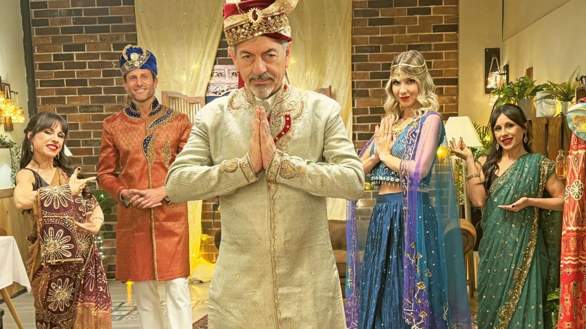 Carlos Sobera desvela el significado del Taj Mahal en el especial carnaval de 'First Dates'