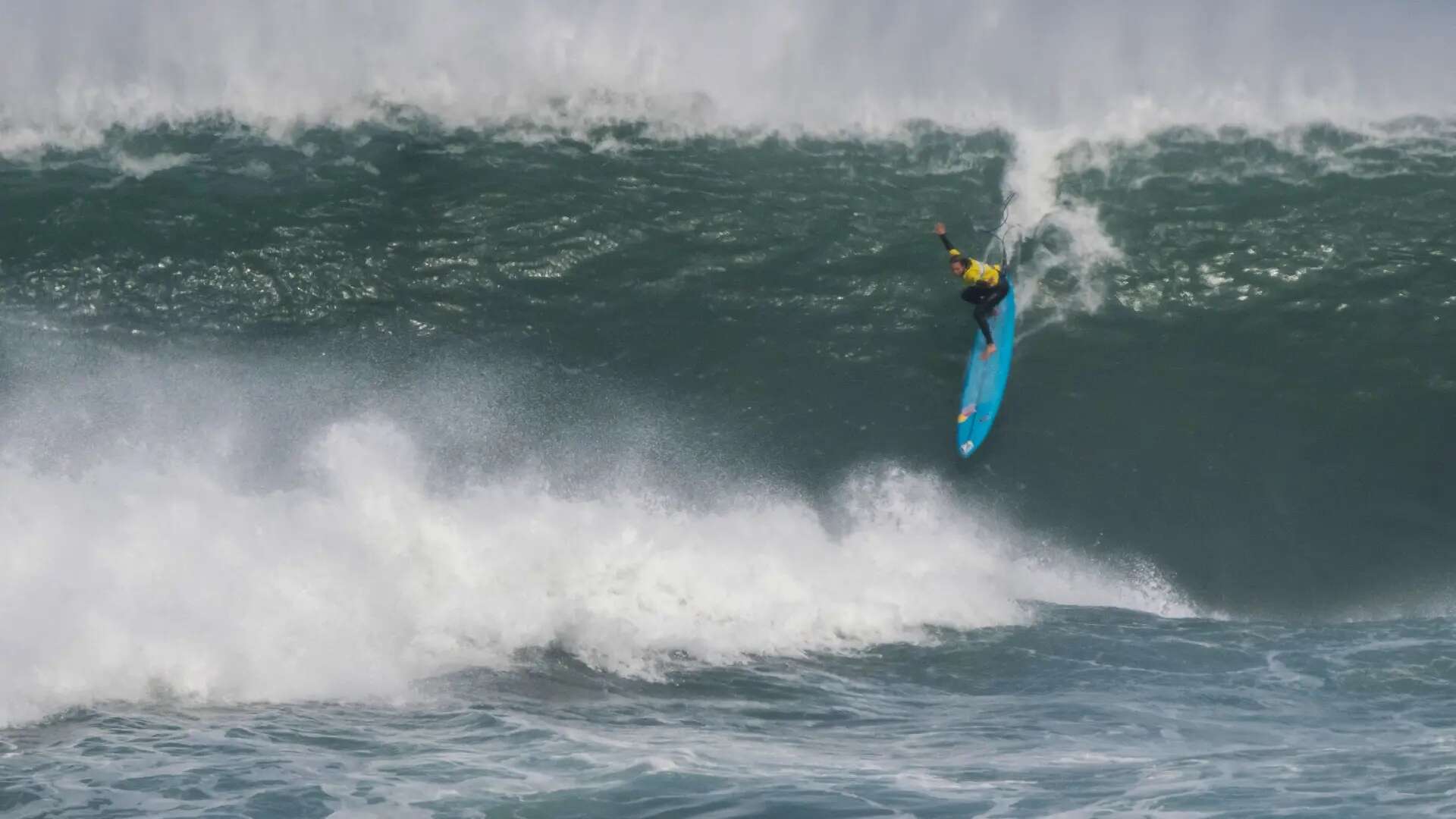 Regresa la 'vaca Gigante' el evento que reúne en España a surfistas de todo el mundo