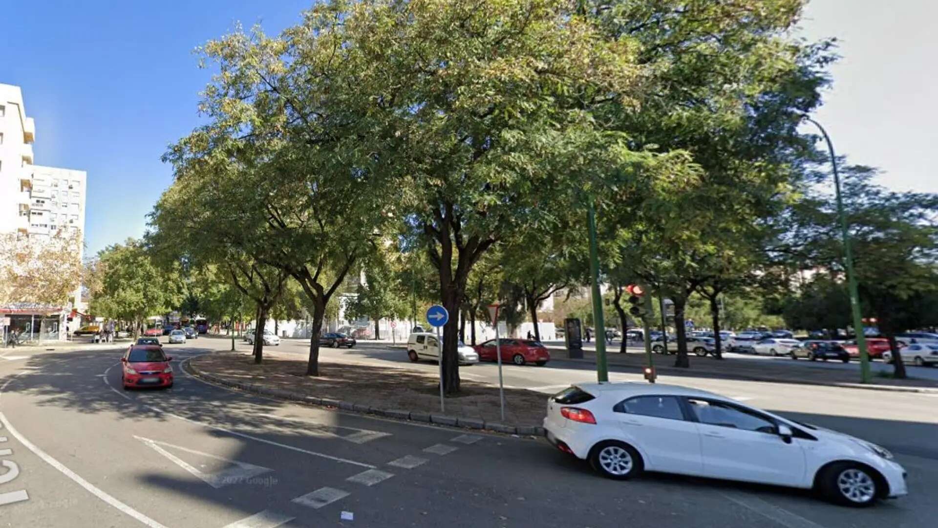 Muere un motorista en Sevilla al chocar contra una farola y salir despedido