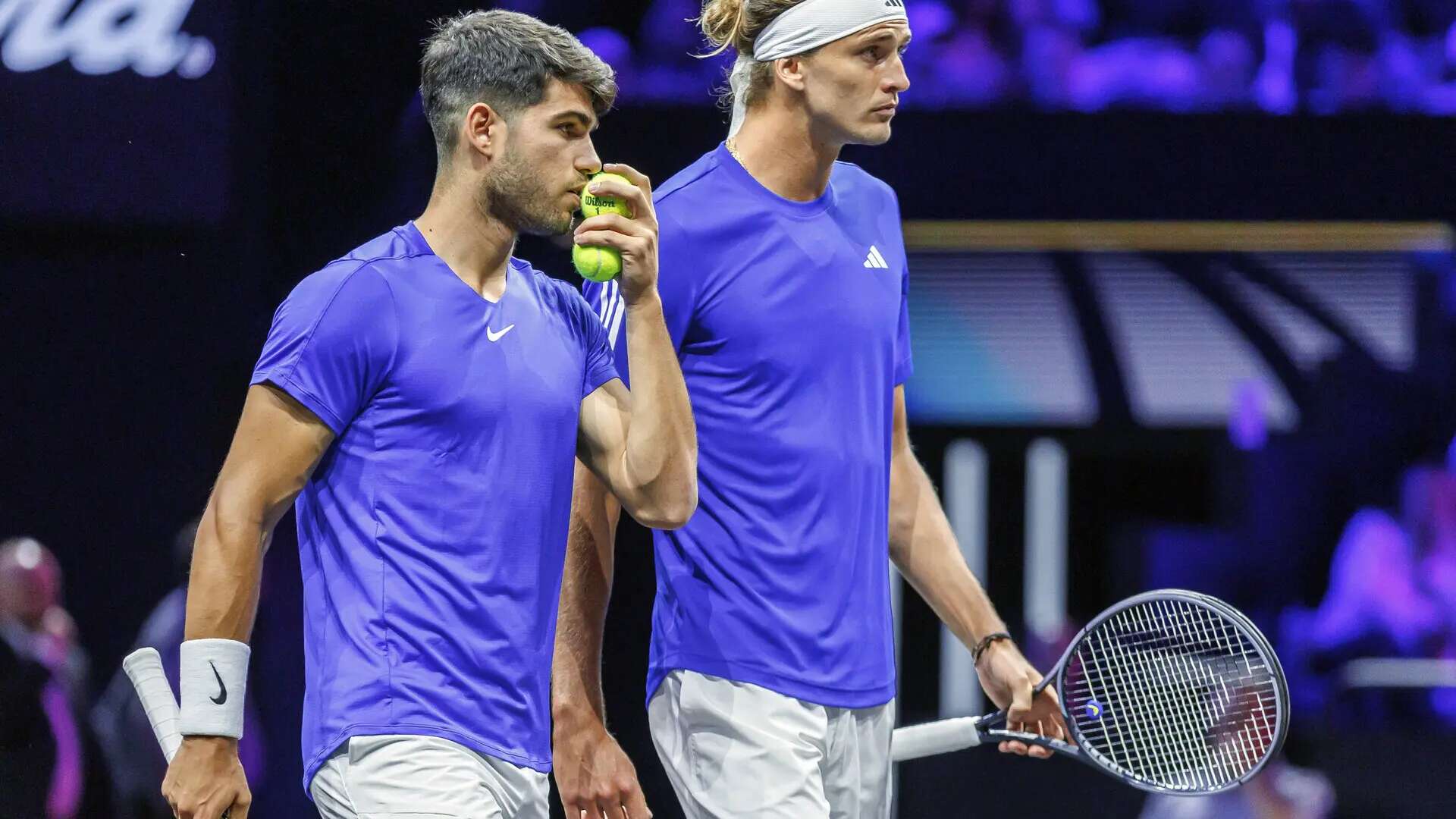 Carlos Alcaraz debuta con derrota en la Laver Cup: no puede junto a Zverev con el poderío de Fritz y Shelton