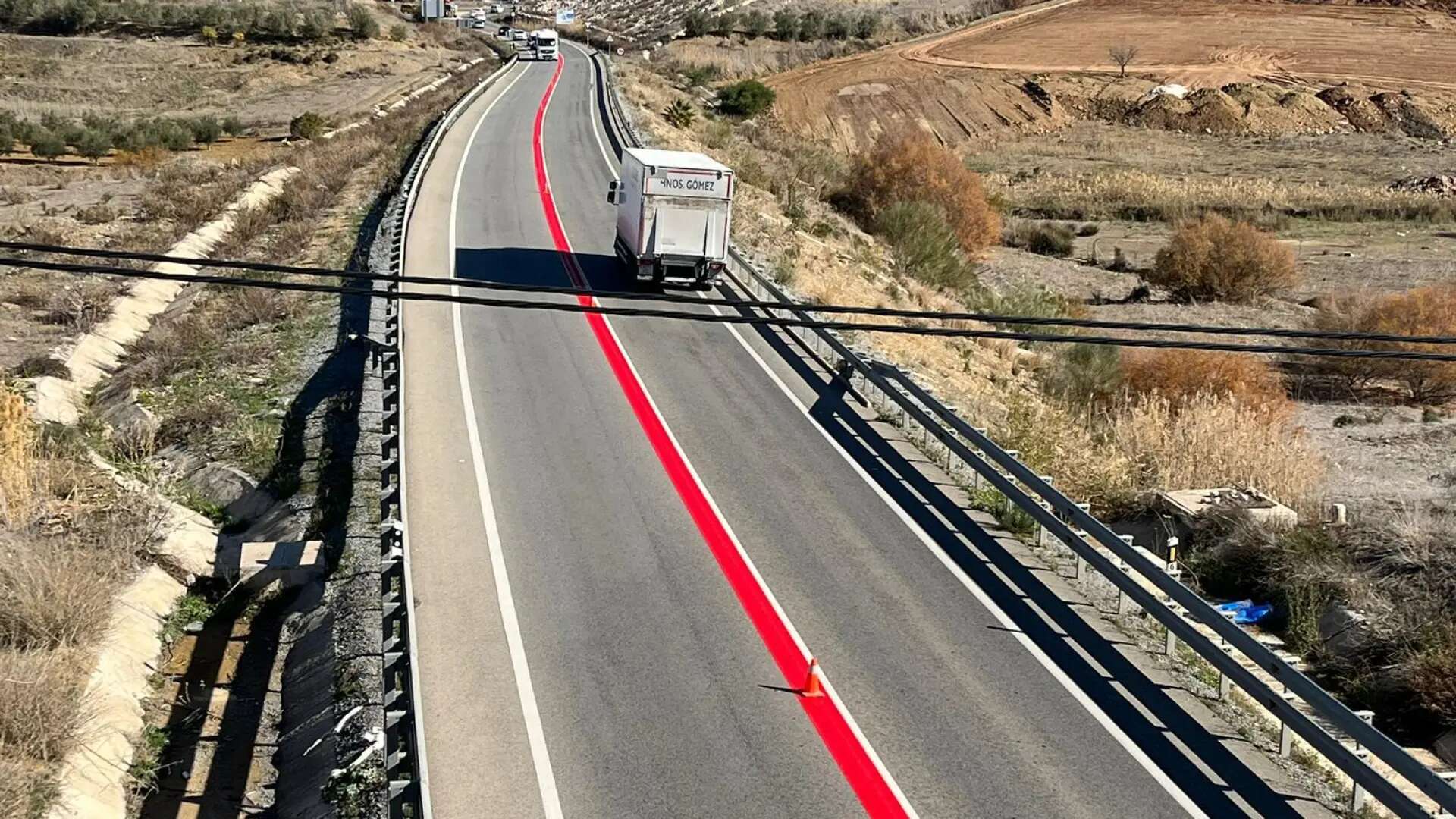 Una gran línea roja en la mitad de la calzada: el significado de la nueva señal de la DGT