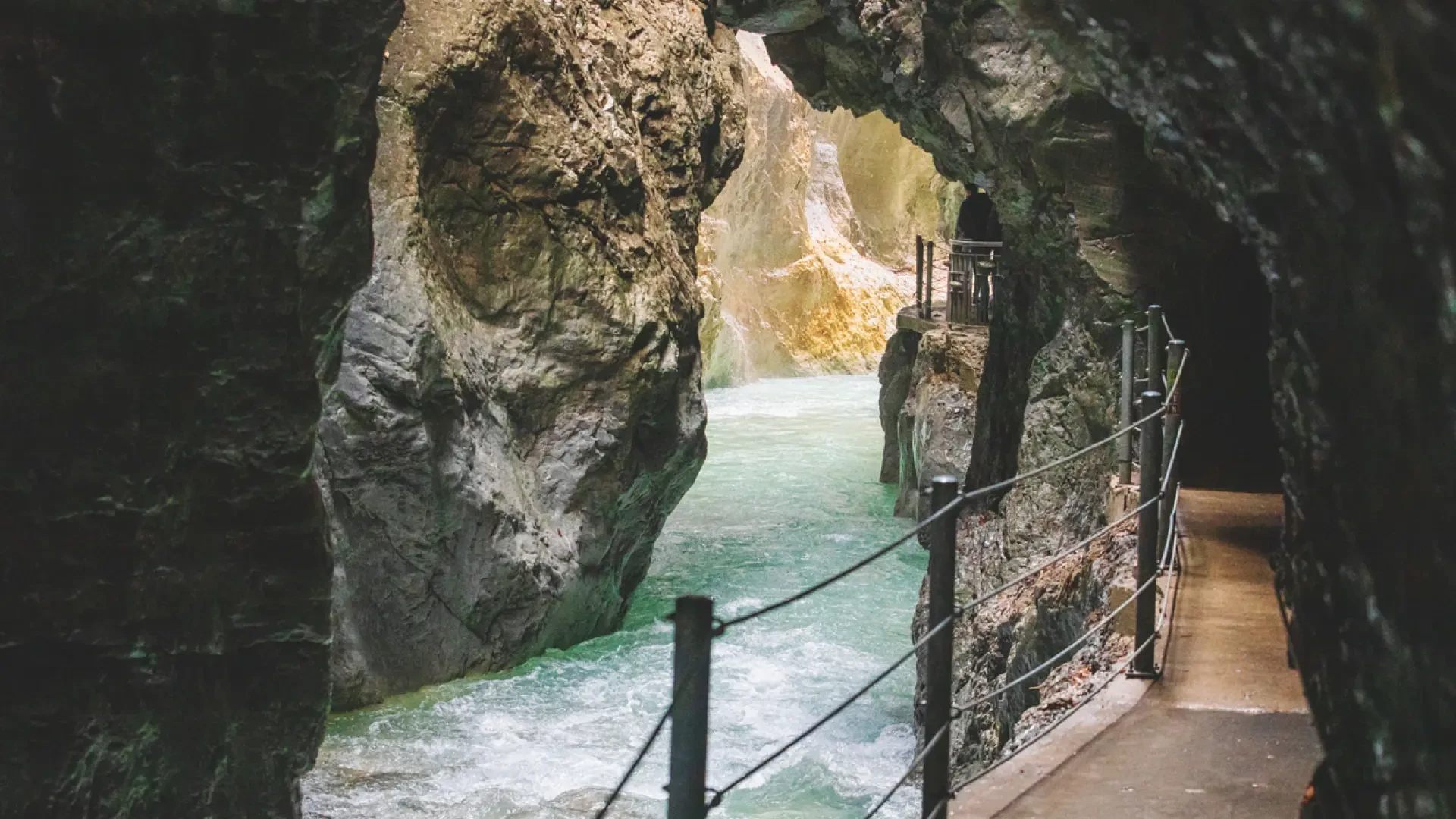 La espectacular ruta de senderismo por un estrecho desfiladero con un río de aguas azules