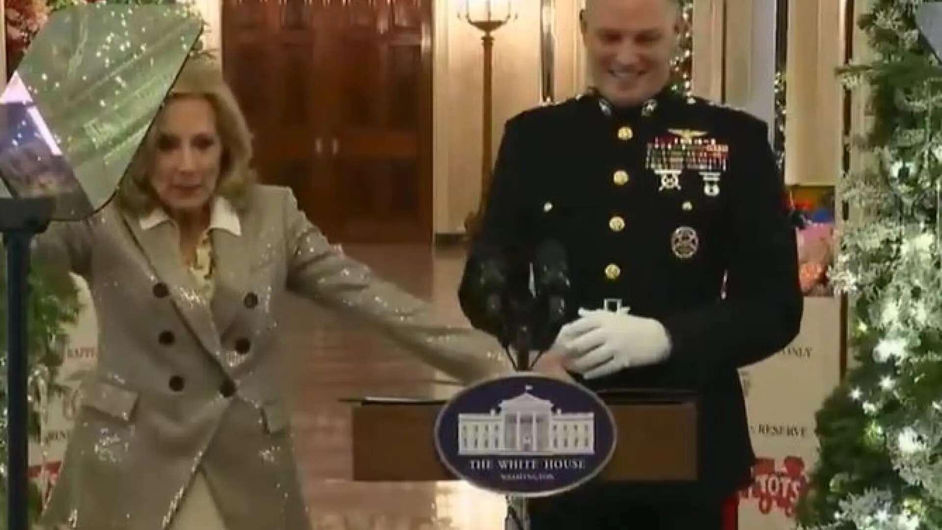 El corte de un niño a la primera dama Jill Biden por ser políticamente correcta en un acto navideño