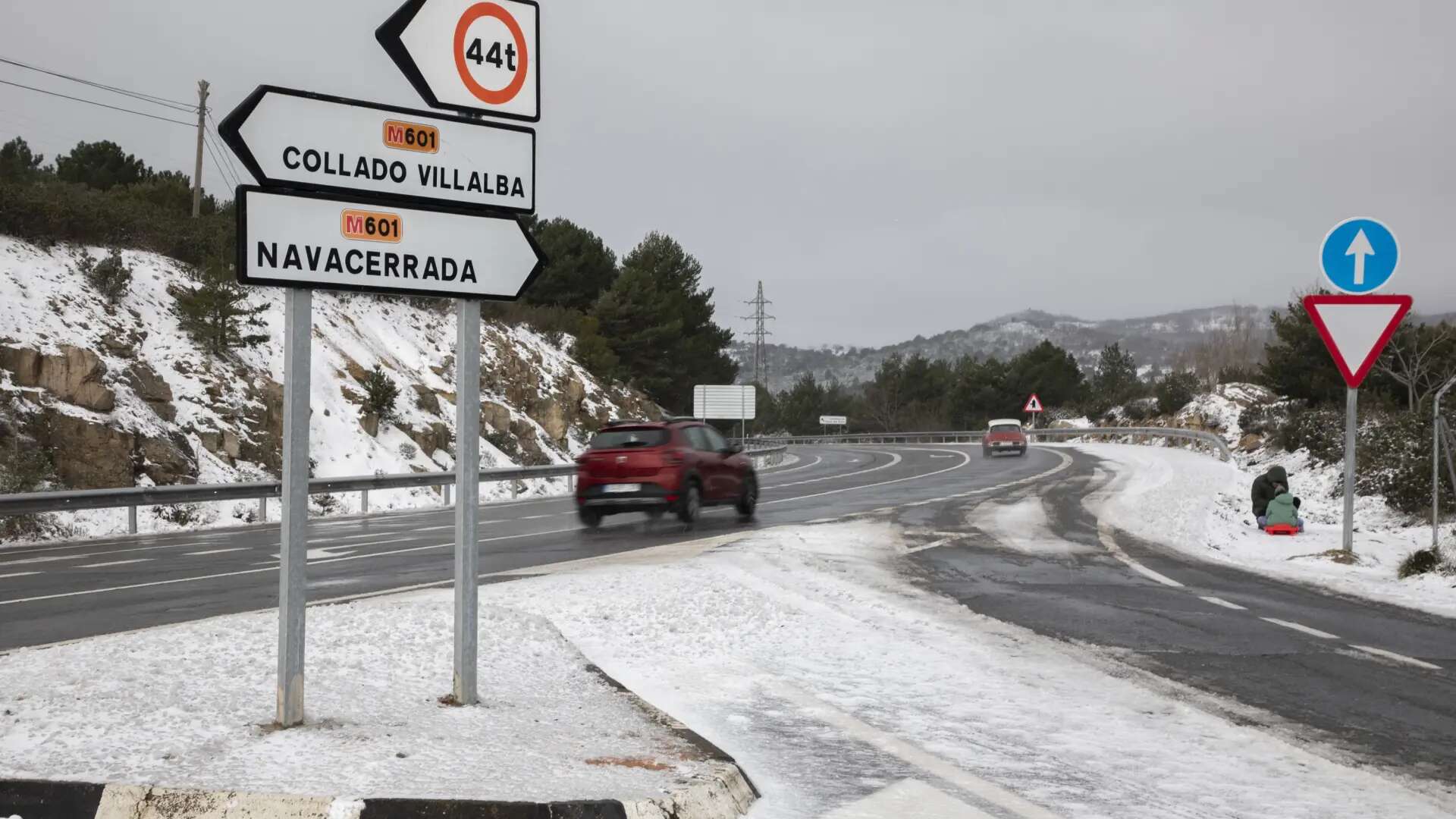 La subida a Navacerrada y Cotos volverá a controlarse este invierno para evitar el caos en los accesos