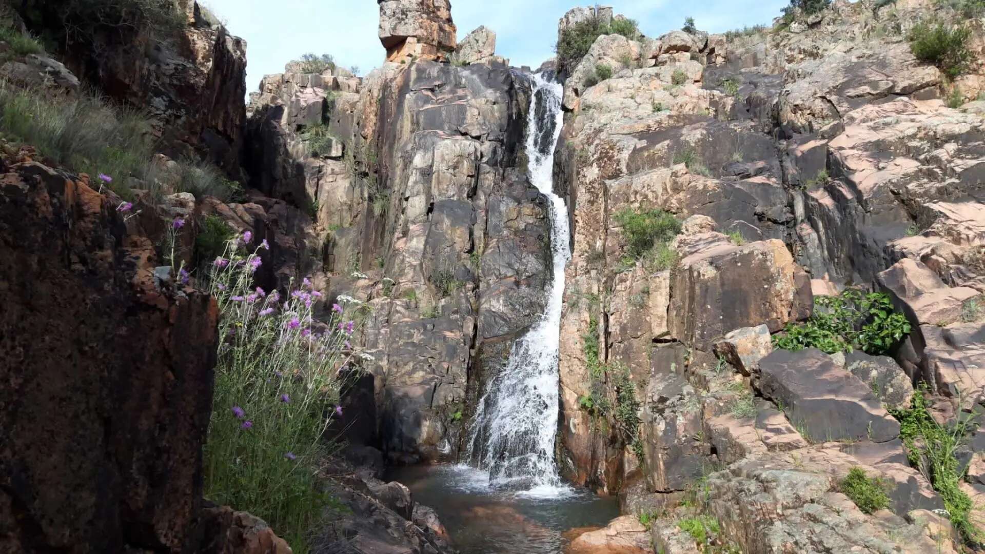 El pequeño pueblo de Córdoba con una bonita cascada que te traslada a Canadá