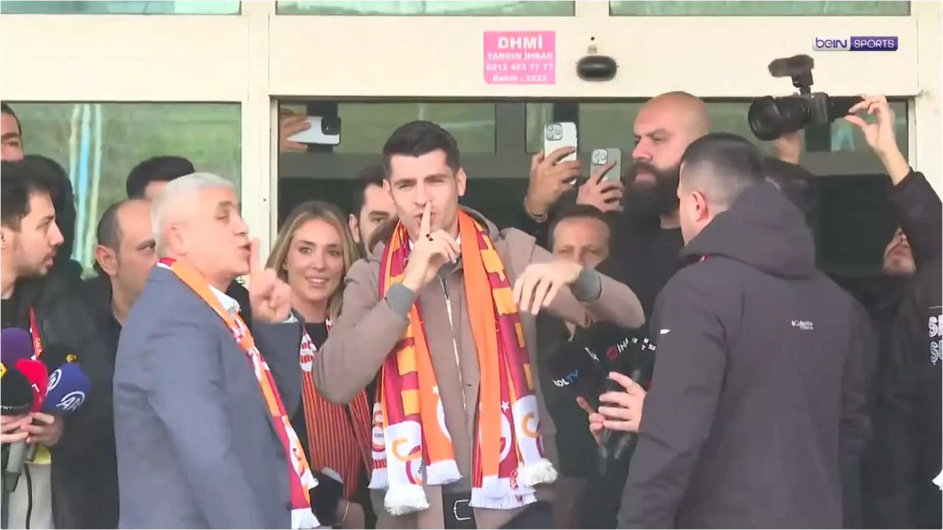 Morata, recibido como un héroe por la afición del Galatasaray: 