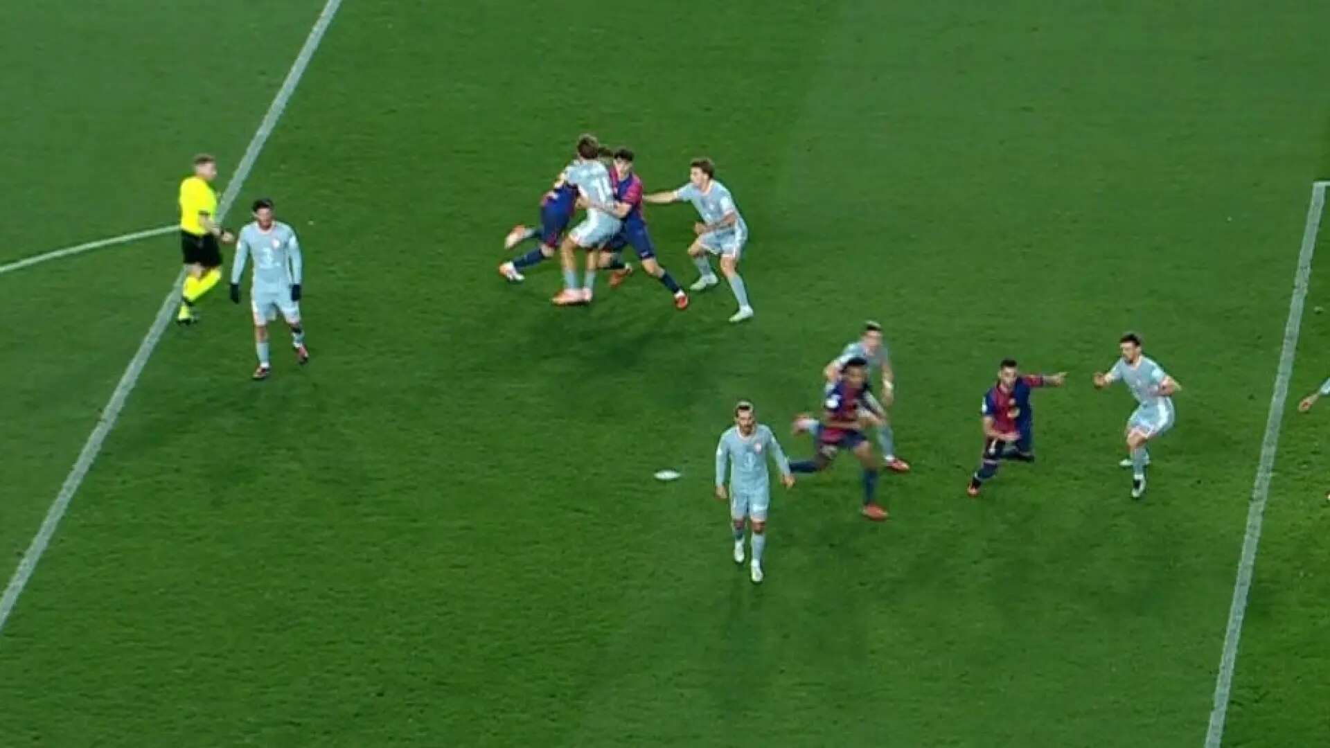 La polémica del empate entre Barça y Atleti: los rojiblancos reclamaron un bloqueo de Cubarsí a Llorente en el gol de Iñigo Martínez