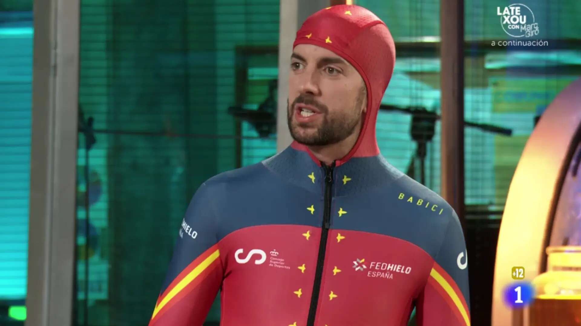 Broncano se convierte en Ned Flanders al probarse el traje de Bobsleigh de Leanna García