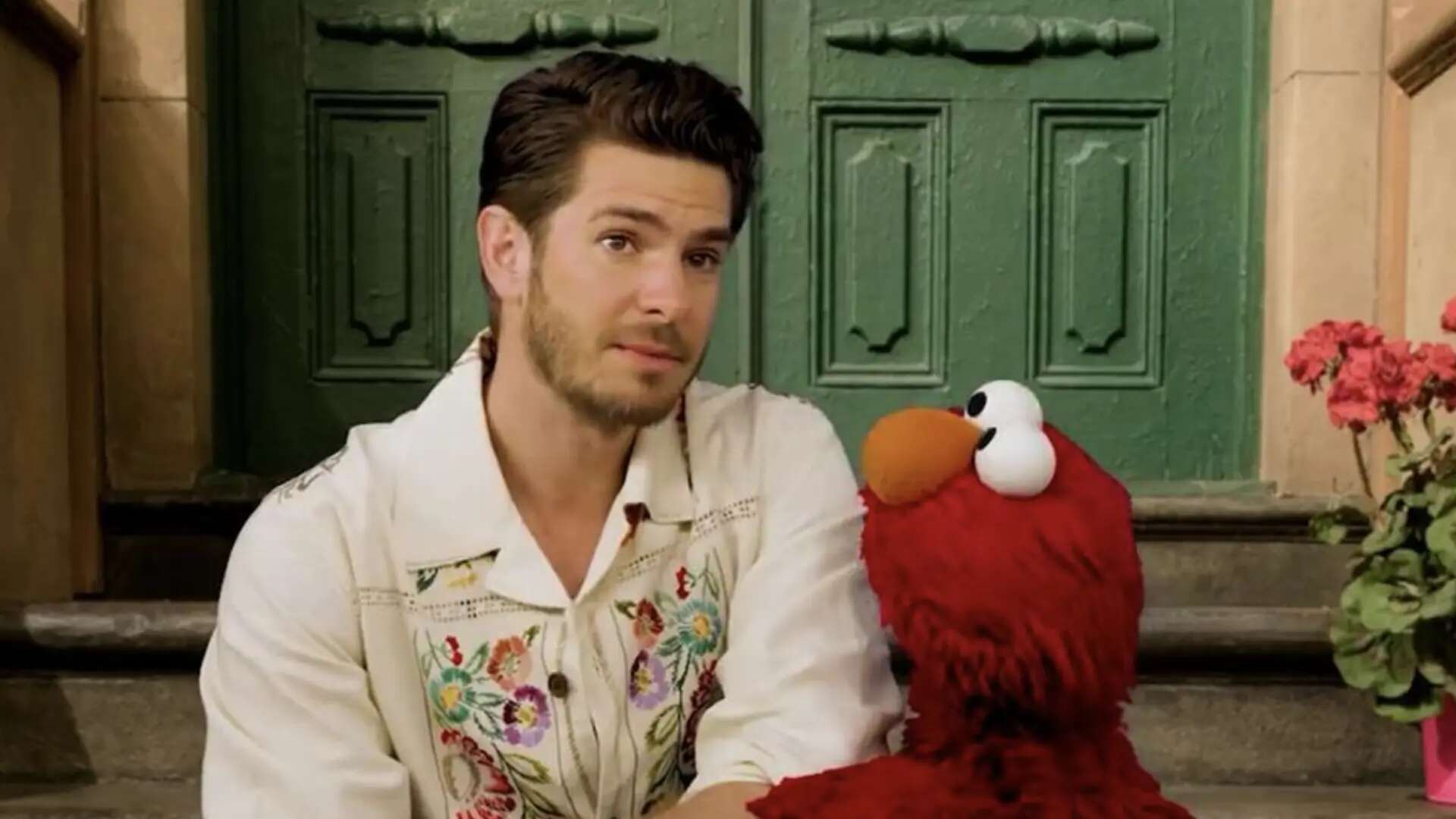 Reivindicar echar de menos: Andrew Garfield y Elmo lanzan un inspirador mensaje en 'Barrio Sésamo'