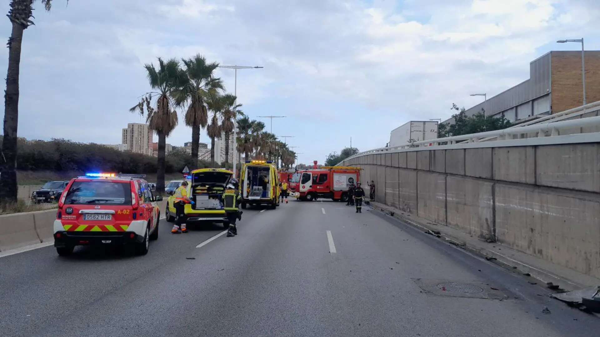 Un camionero en estado crítico tras accidentarse e incendiarse su vehículo en la Ronda Litoral de Barcelona