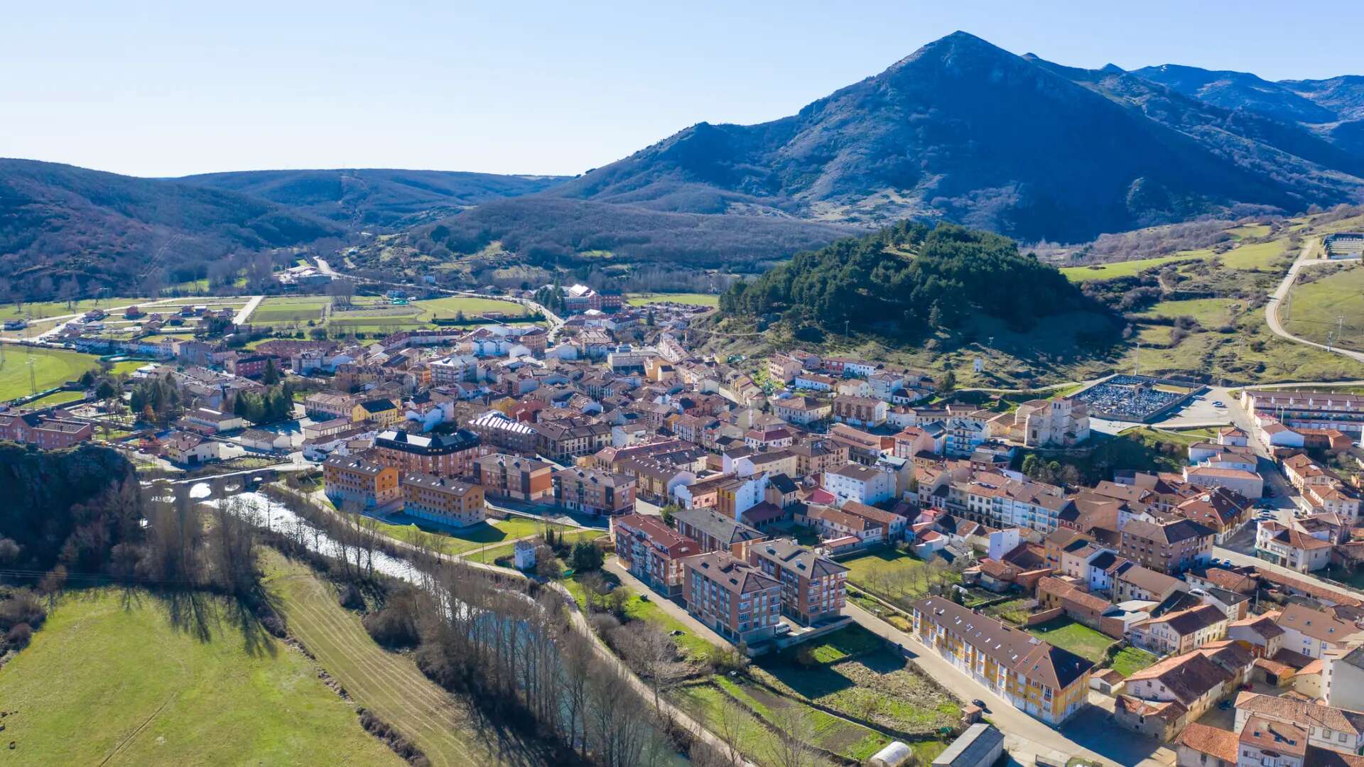 El pueblo sorpresa que esconde la montaña palentina, con palacios y casas señoriales junto a un Parque Natural