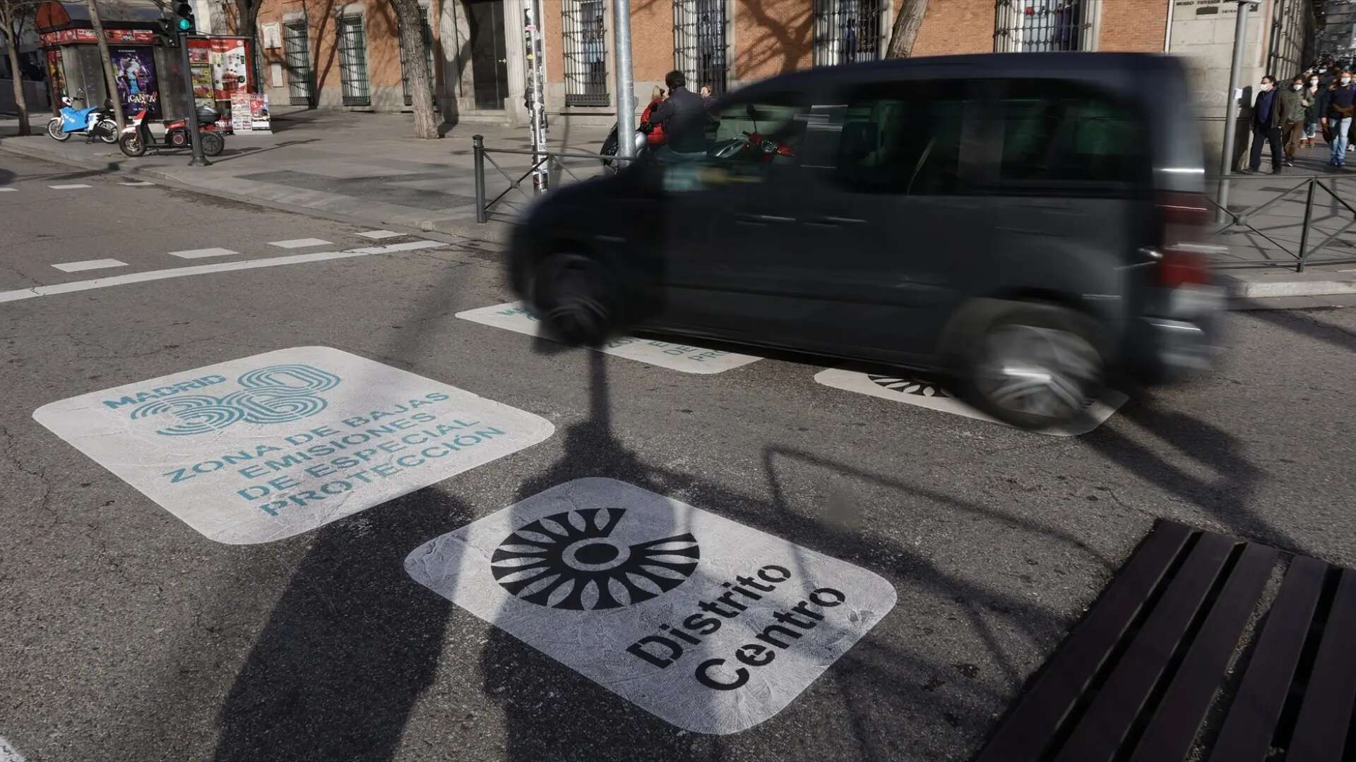 Los vehículos sin etiqueta empadronados podrán seguir circulando por Madrid sin sanción durante todo 2025