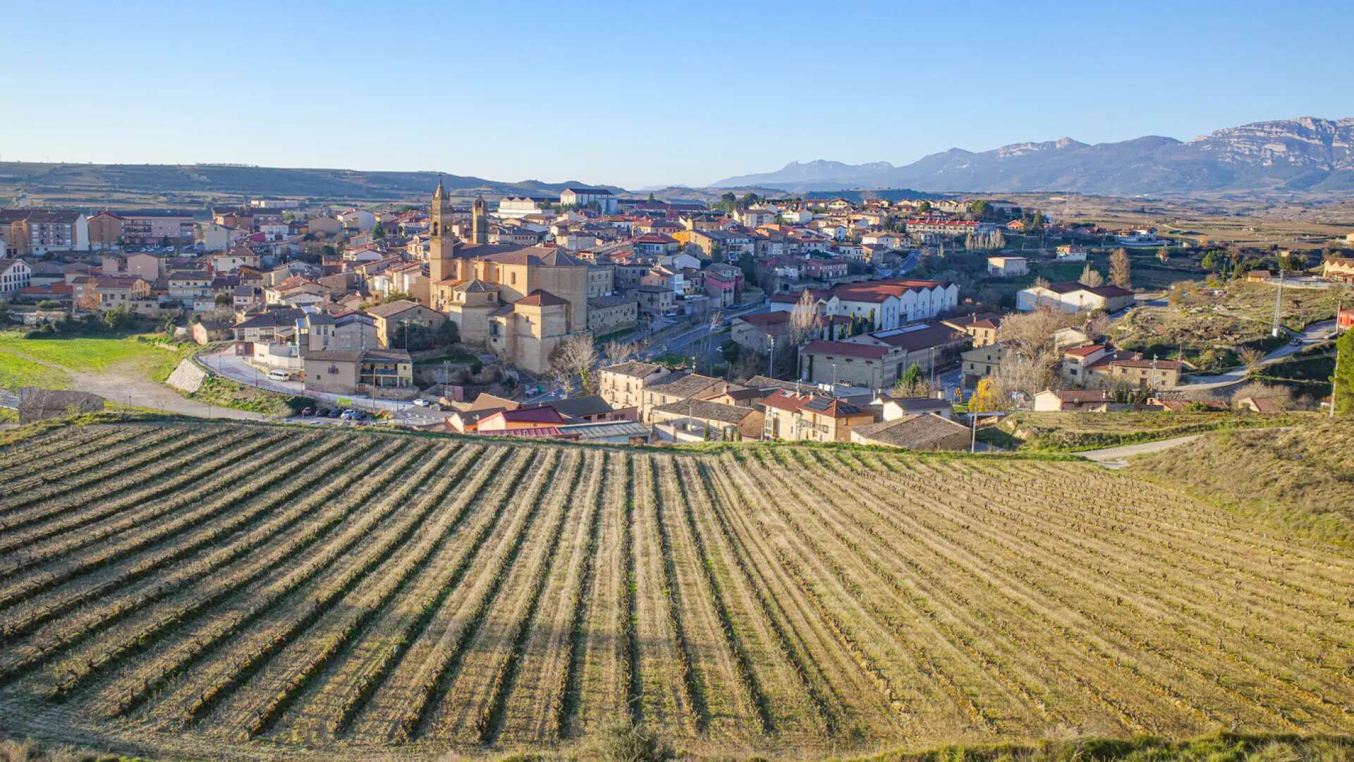 El pueblo vinícola cerca de Bilbao donde se rodó la nueva película de Mario Casas y Michelle Jenner