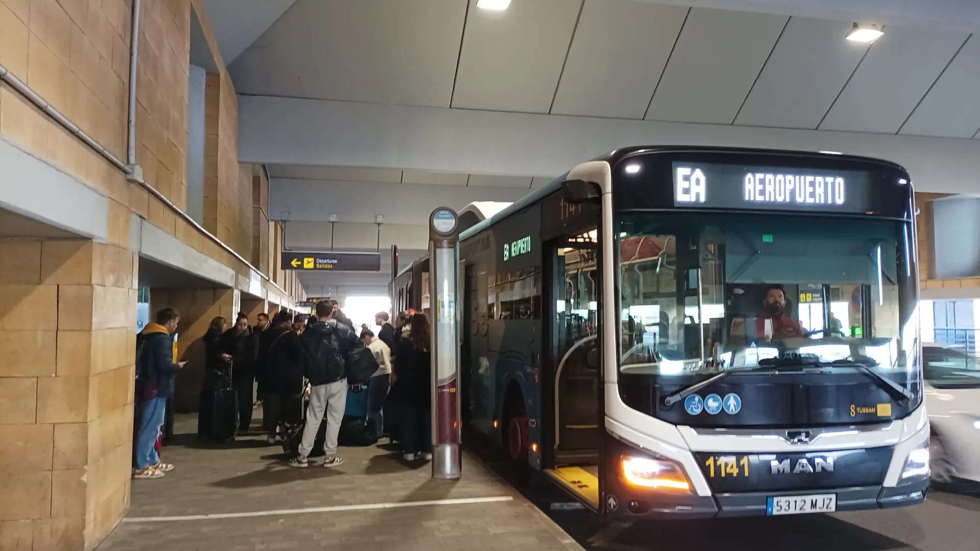 El retraso del Gobierno con el tren en Sevilla sigue lastrando un aeropuerto que bate récord 