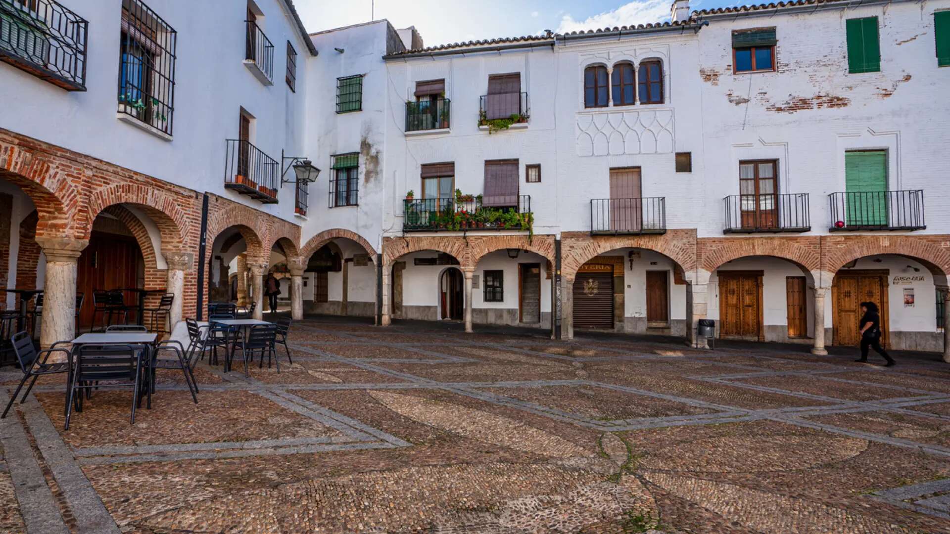 El pueblo blanco de Badajoz con dos plazas porticadas y la farmacia más bella de España