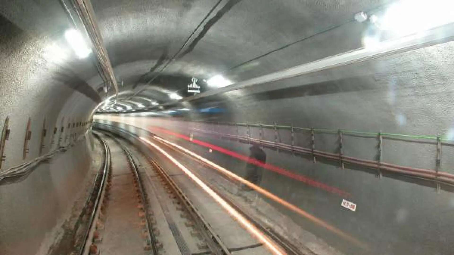 Un alumno de la Escuela de Policía rescata a una mujer que caminaba desorientada por las vías del Metro de Madrid