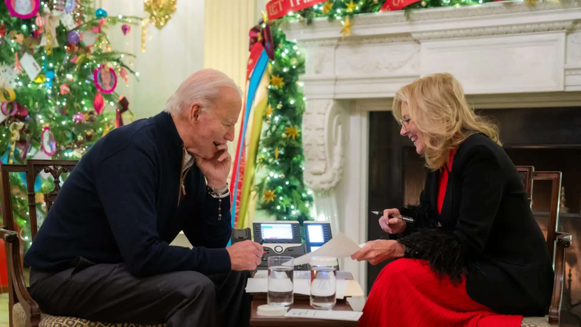 Biden muestra la impresionante decoración de la Casa Blanca a vista de dron en su última Navidad como presidente de EEUU