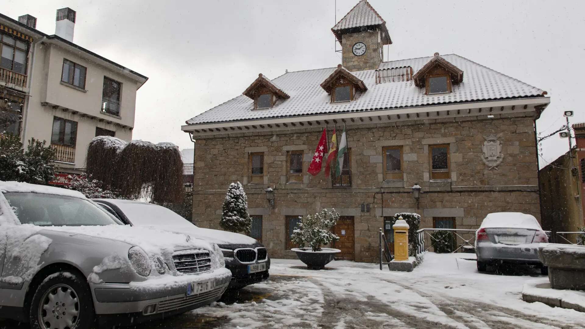 El aviso amarillo por nevadas en la Sierra de Madrid se mantiene durante la madrugada de este lunes