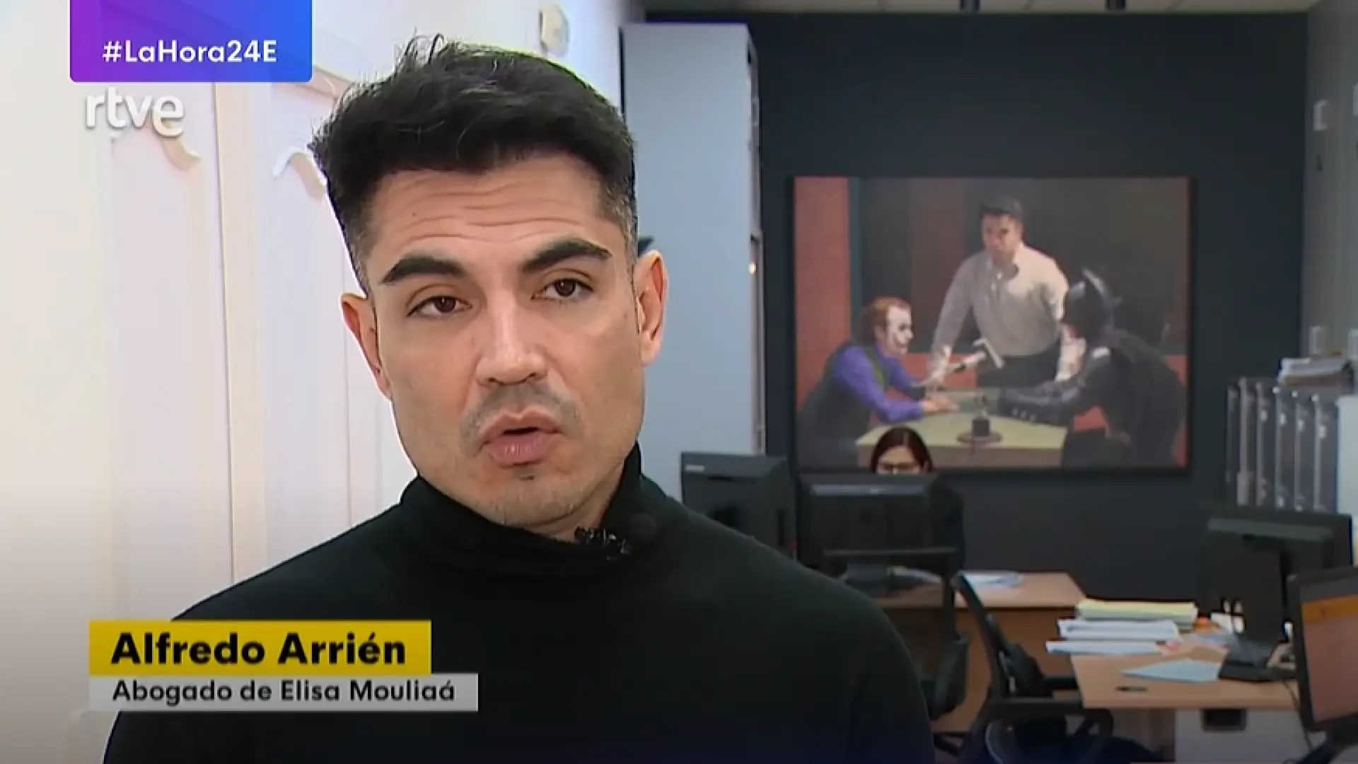 Mediando entre Batman y el Joker... El surrealista cuadro que el abogado de Elisa Mouliaá y Lesly Ochoa tiene en su despacho