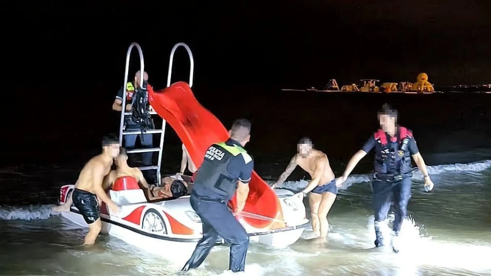Rescatan en patinete de agua a una turista que se estaba ahogando en una playa de Salou: entró al mar bebida y no podía salir