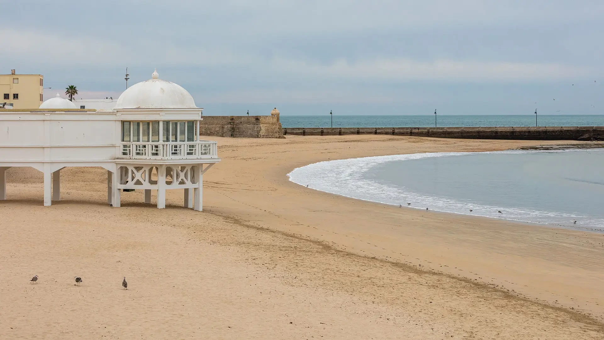 La playa de Cádiz donde se rodó una película de James Bond: 007 pisó uno de los lugares más bonitos de Andalucía