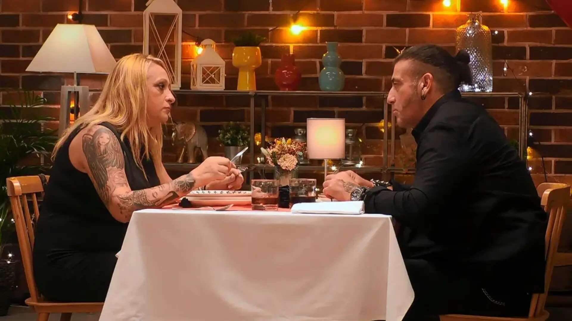 La sorpresa de una soltera en 'First Dates' al conocer el talento sexual de su cita, un butanero aficionado al rock