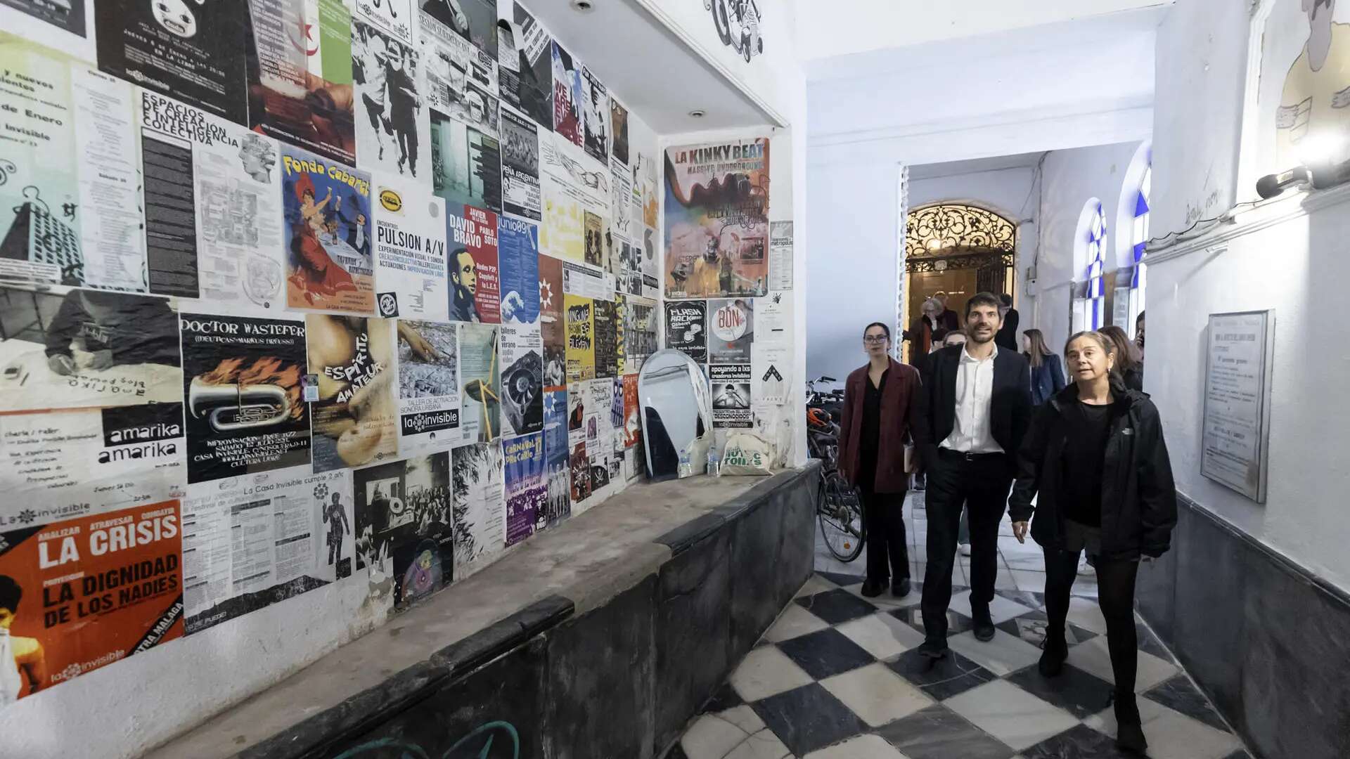 Urtasun visita La Casa Invisible, edificio okupado: 