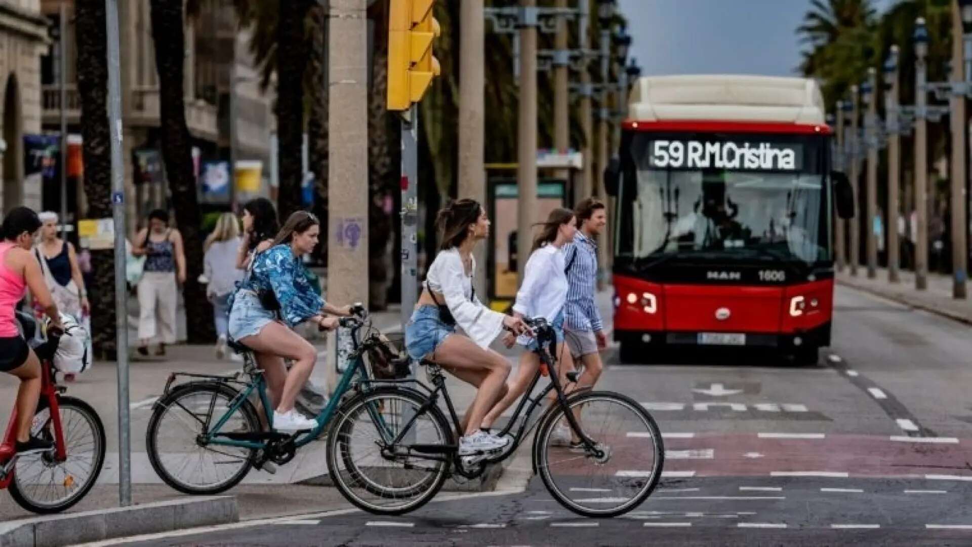 Barcelona mantiene el número de licencias de bicis de uso compartido, pero les exige más garantías de un estacionamiento correcto