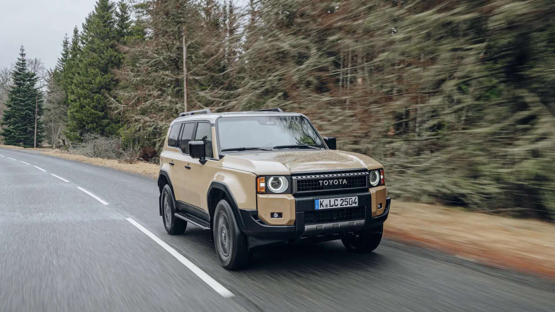 Al volante del nuevo Toyota Land Cruiser, un todoterreno de los de verdad que te hará olvidar tener un SUV