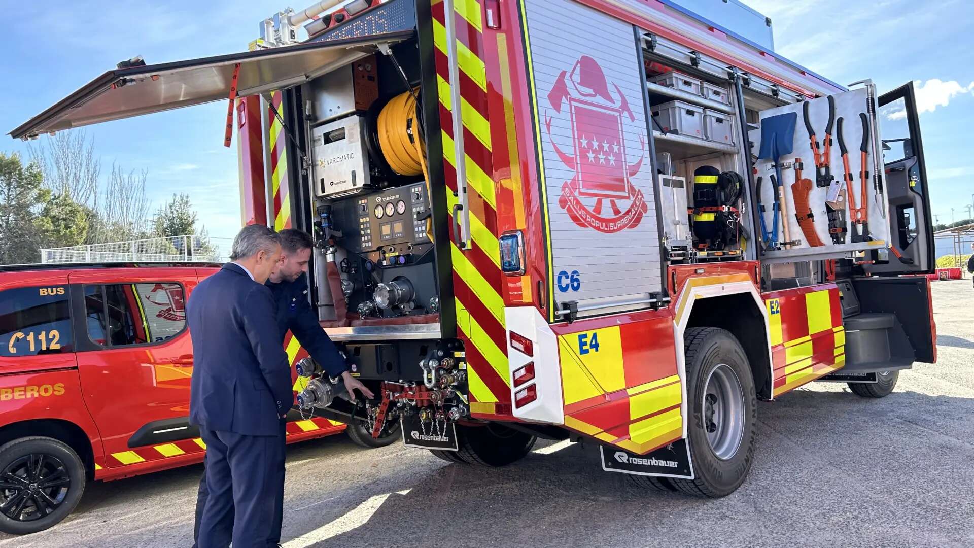 Los bomberos madrileños estrenan flota: vehículos eléctricos y autoescalas que llegan a 32 metros de altura