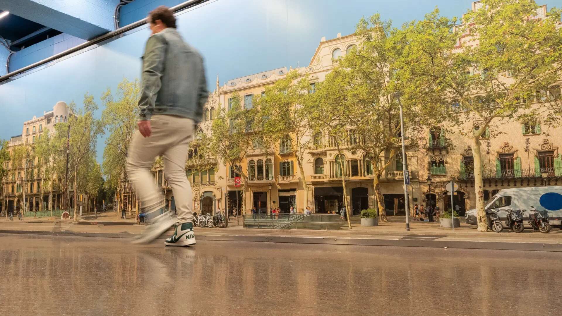 Nada de cintas transportadoras en el pasillo más largo del metro de Barcelona: música para hacer más 