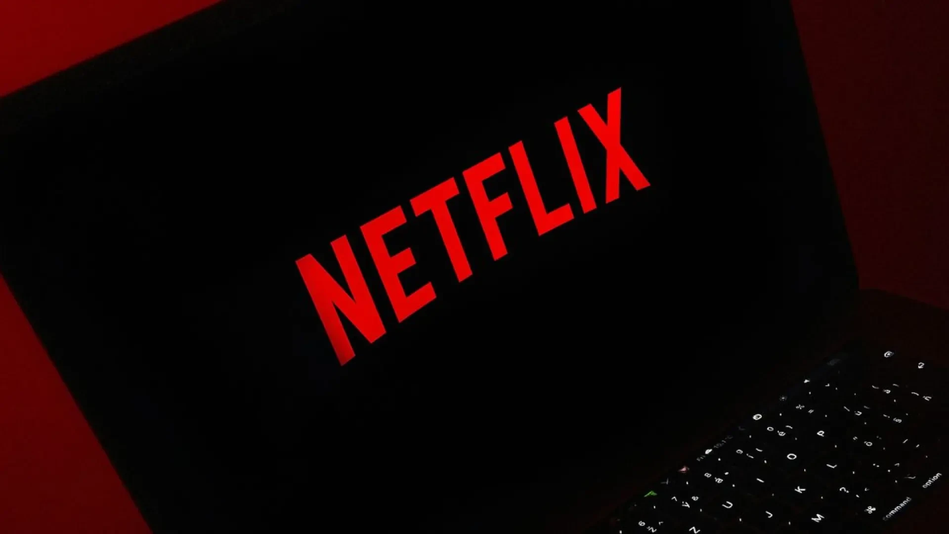 ¿Puedo ver Netflix en otro televisor si estoy de viaje?