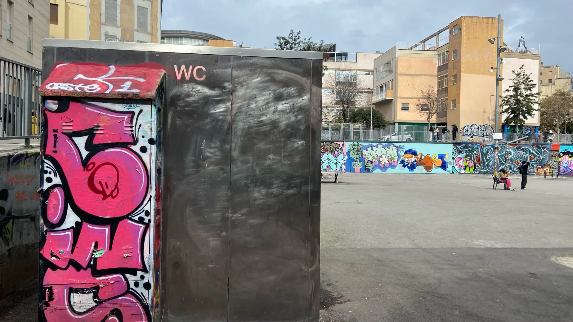 Barcelona no prevé instalar más WC públicos pese a que las multas por orinar en la calle suben un 24% en un año: 