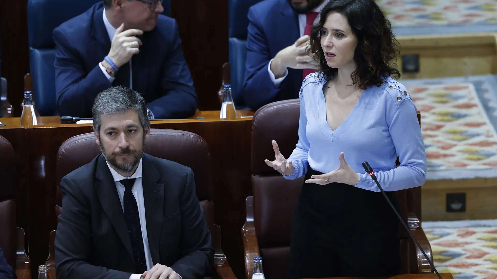 Ayuso y la oposición chocan en la Asamblea por la quita de la deuda: 