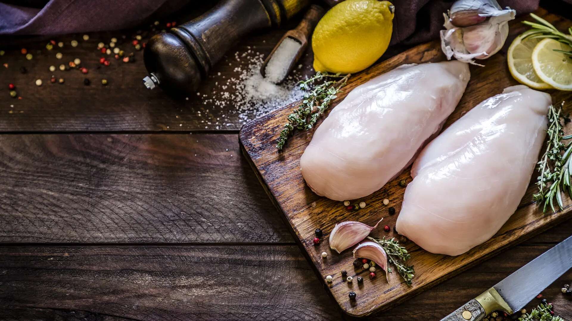 El error que muchos cometen al cocinar el pollo y puede ser un riesgo para la salud