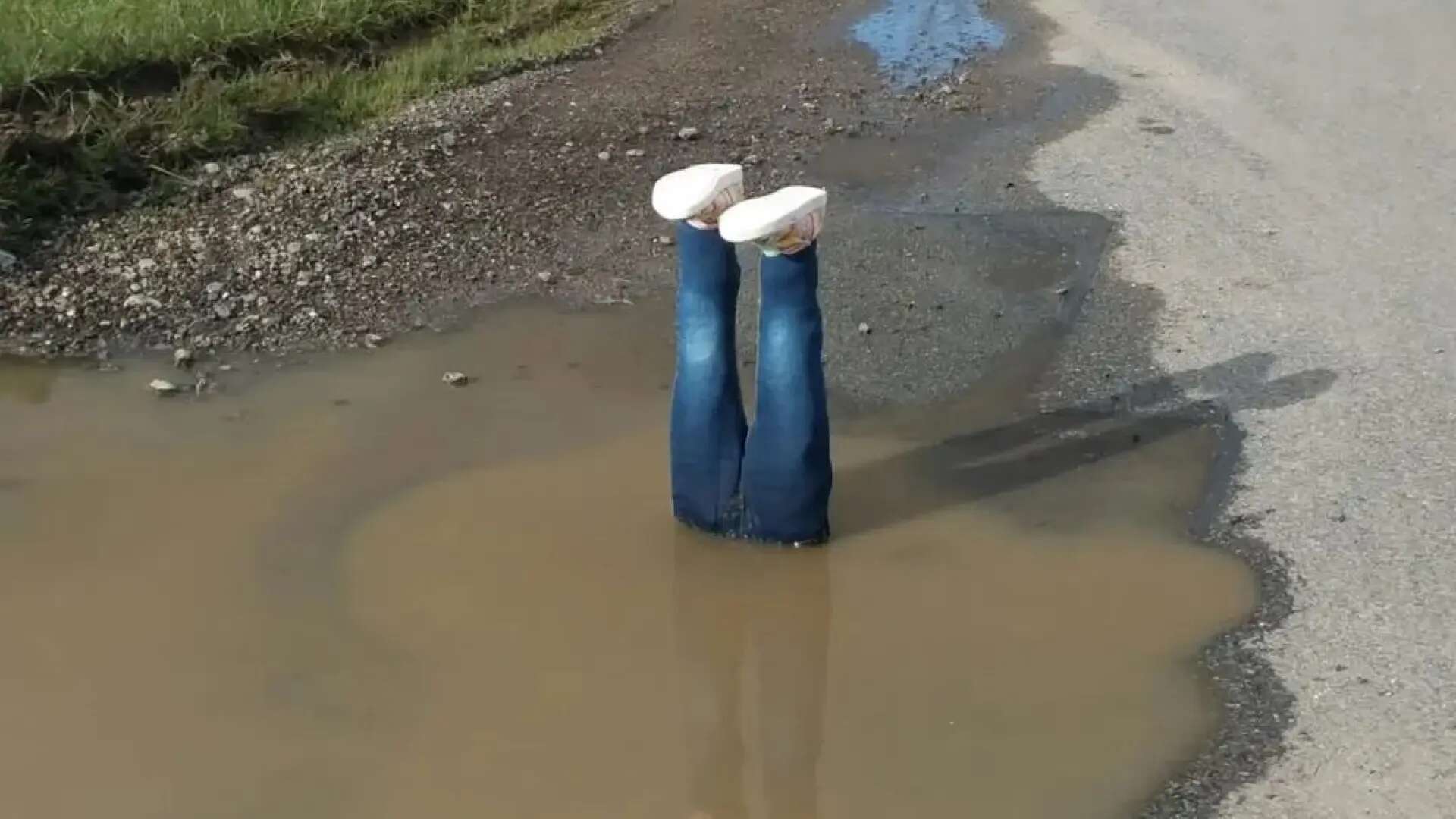 La ingeniosa y efectiva campaña de un vecino para conseguir que arreglaran un bache en la carretera