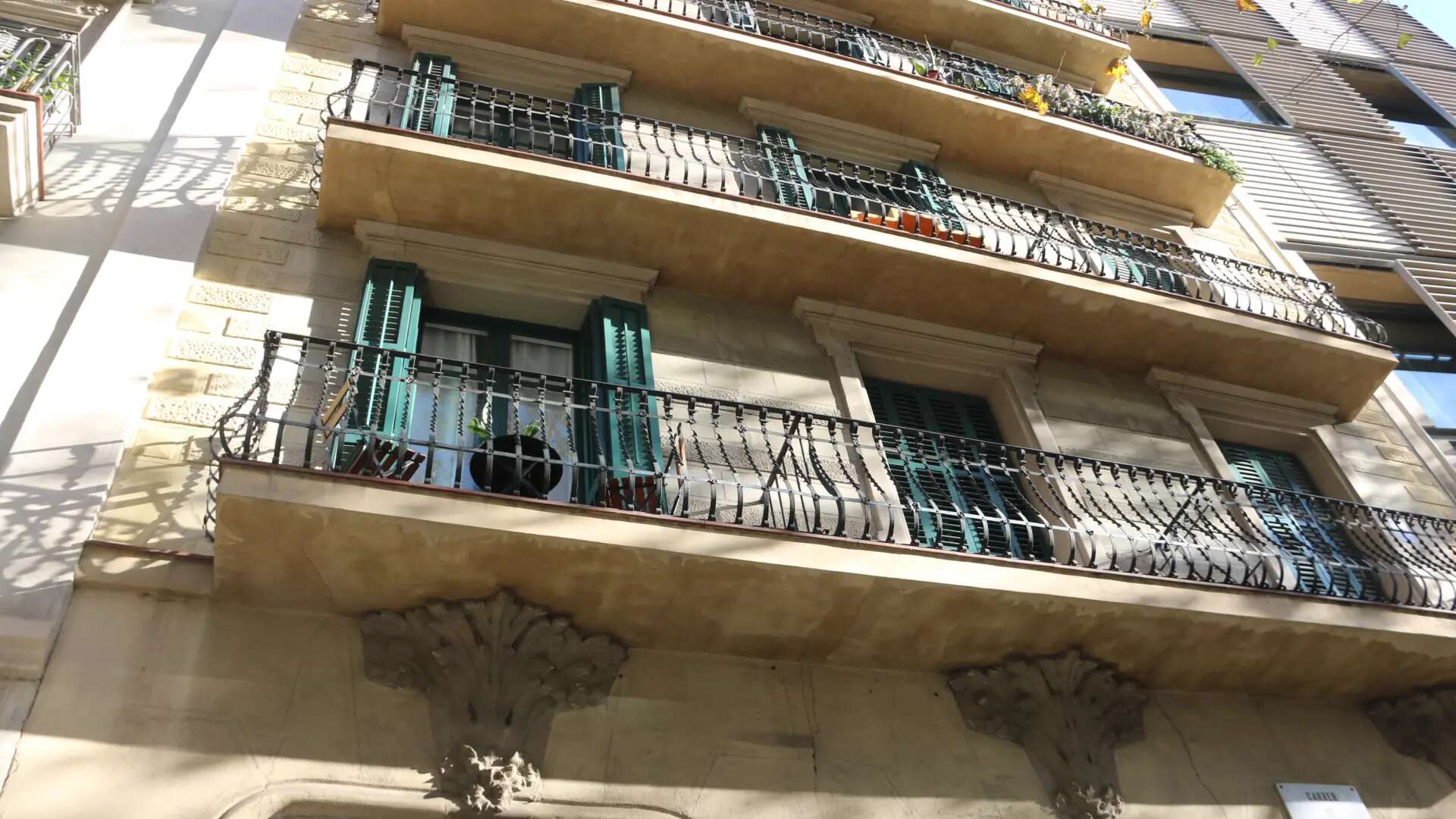 Vecinos en riesgo de desahucio del bloque Papallona de Barcelona denuncian la aparición de grietas y piden parar las obras