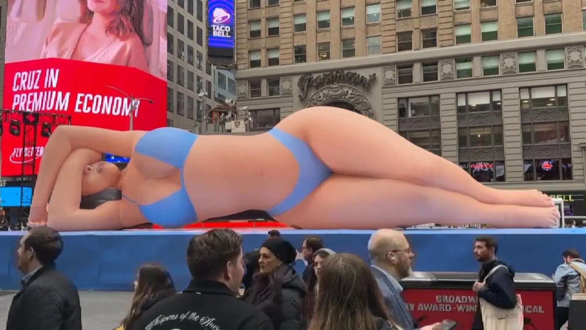 Una Kim Kardashian de 18 metros y en bikini conquista Times Square por una campaña publicitaria