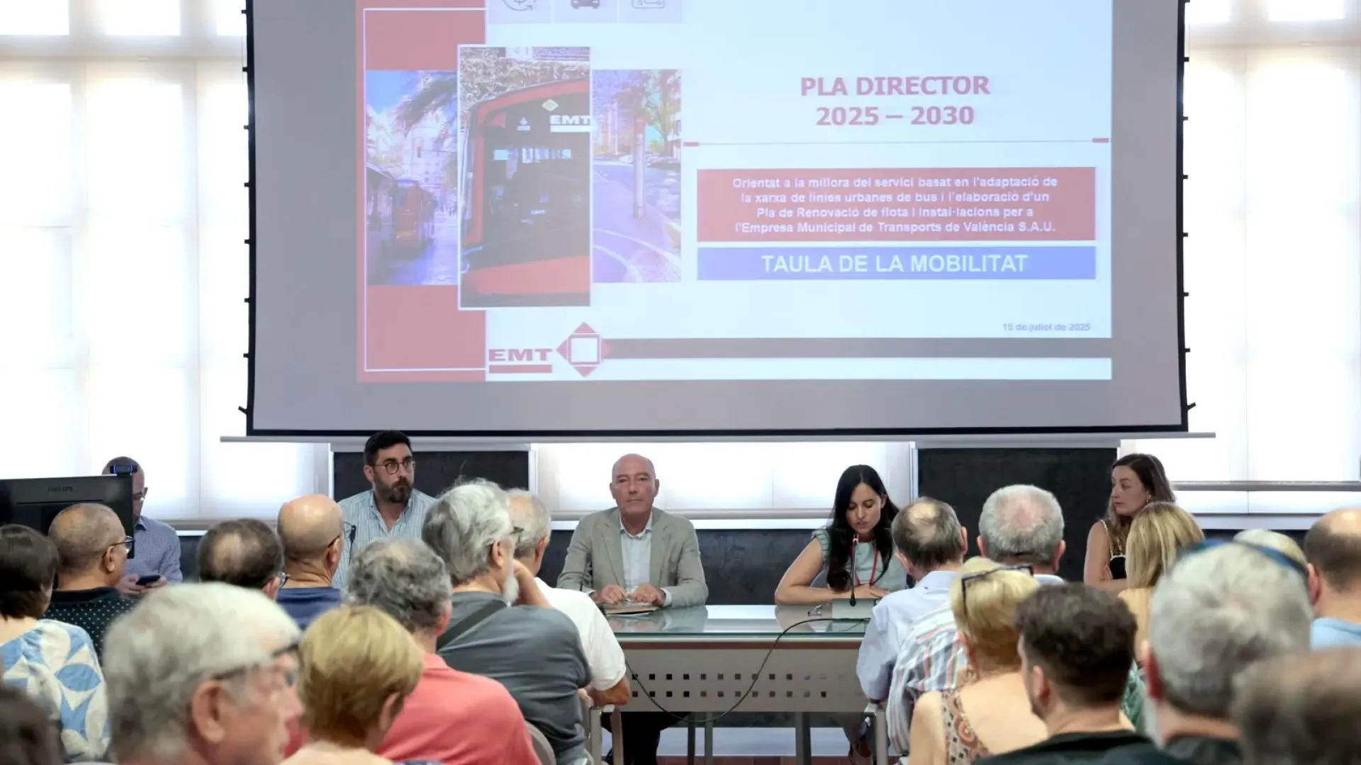 Más líneas y mejores frecuencias, el plan que prepara la EMT para 'robar' usuarios al coche