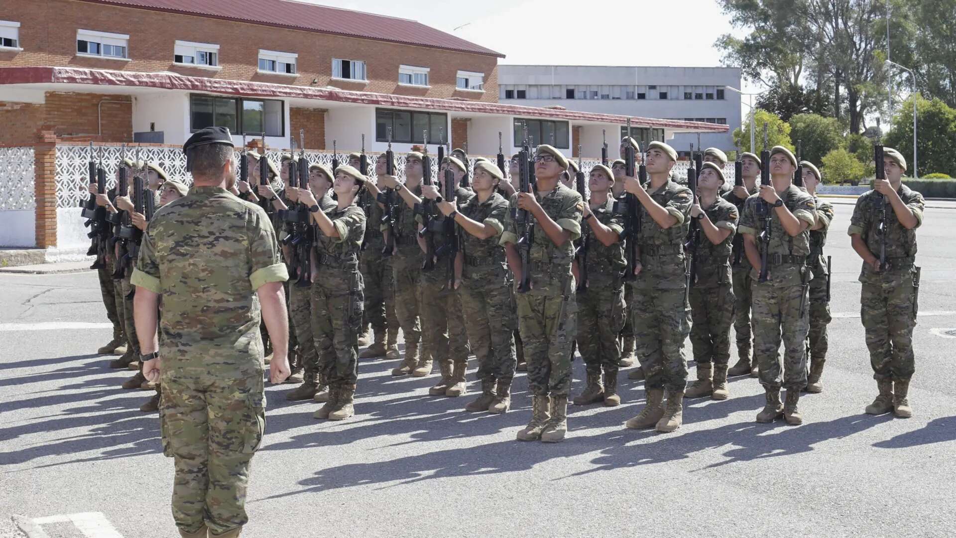 Militares en sus últimos años de servicio contarán con plazas reservadas para ser agentes de movilidad de Madrid