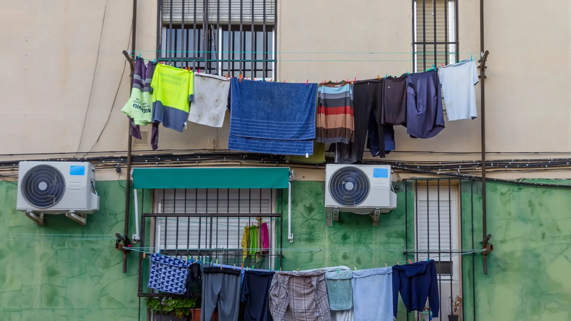 ¿Me pueden multar si el aire acondicionado gotea agua hacia la calle?